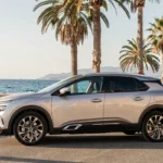 Nouvelle Citroën C5 X garée sur la Promenade des Anglais à Nice avec vue sur la Méditerranée