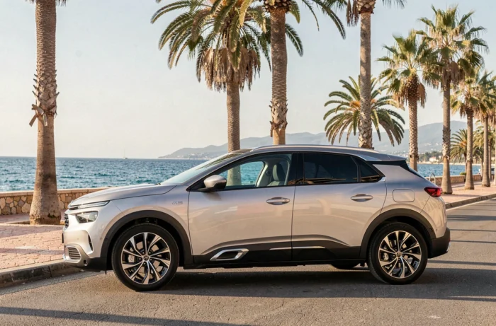 Nouvelle Citroën C5 X garée sur la Promenade des Anglais à Nice avec vue sur la Méditerranée